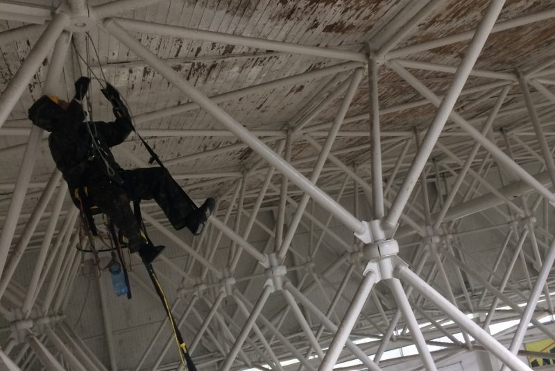 Čistenie a nástrek stropu, Zimný štadión Rimavská Sobota